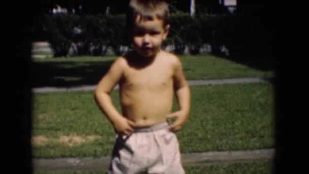 Junge läuft in Vorgarten — Stockvideo