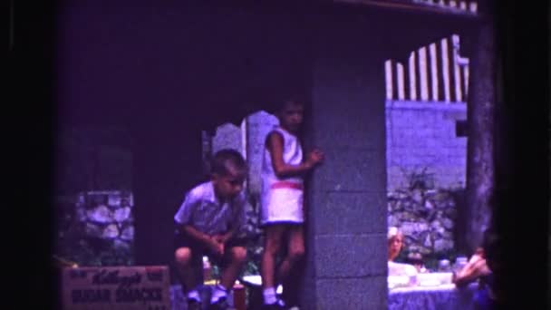 Anak naik di bahu ayah di piknik — Stok Video