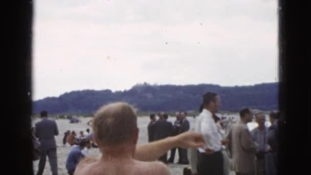 Menschen zu Fuß am Sandstrand — Stockvideo