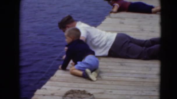 Man en jongen vissen — Stockvideo