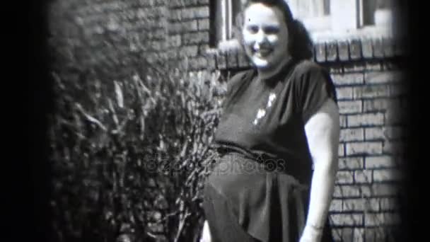 Mujer embarazada que se queda delante de la casa — Vídeo de stock
