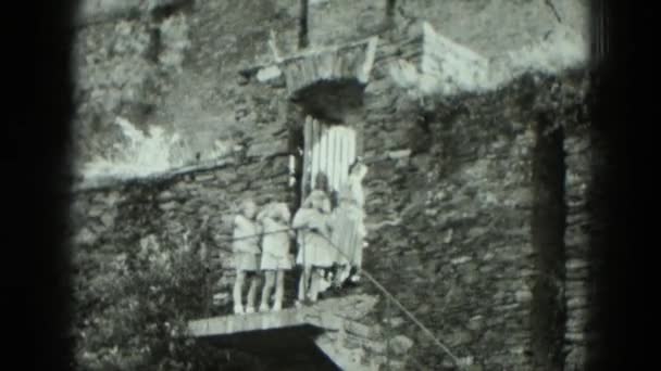 Мать с дочерьми входит в крепость — стоковое видео