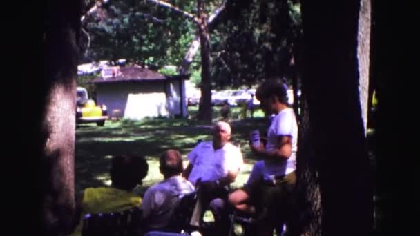 Gente socializando al aire libre en la celebración de la reunión familiar — Vídeos de Stock