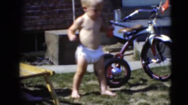 蹒跚学步的男孩在后院散步 — 图库视频影像