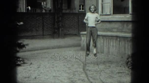 Meisje lopen op stelten — Stockvideo