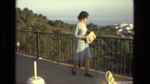 Femme marchant sur le balcon — Video