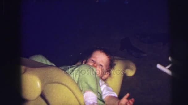 Bebé cayendo encima jugando en silla — Vídeo de stock