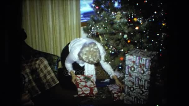 Famiglia smistamento regali vicino albero di Natale — Video Stock