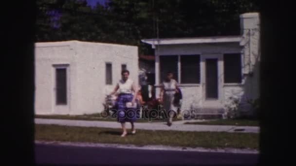 Dos mujeres cruzando la calle — Vídeo de stock