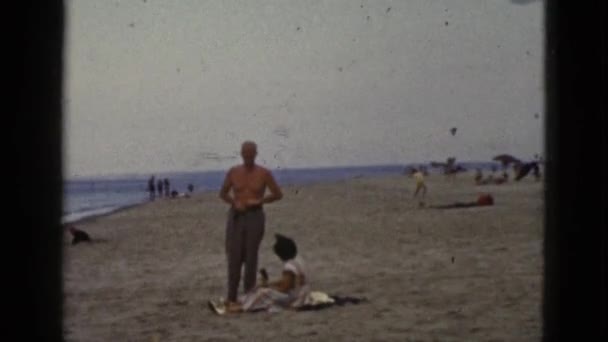 Man and woman on sandy beach — Stock Video