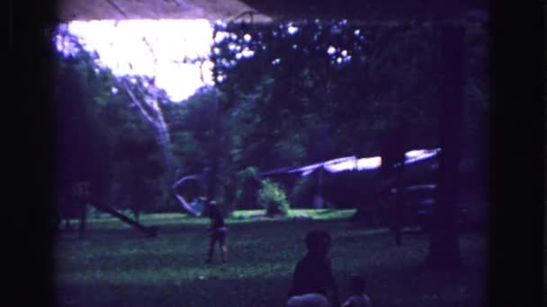 Άνθρωποι σε ένα πάρκο που παίζουν frisbee — Αρχείο Βίντεο