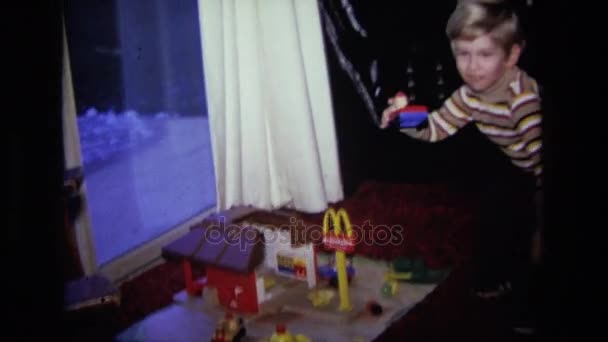 Chlapec zklamán s hračkami — Stock video