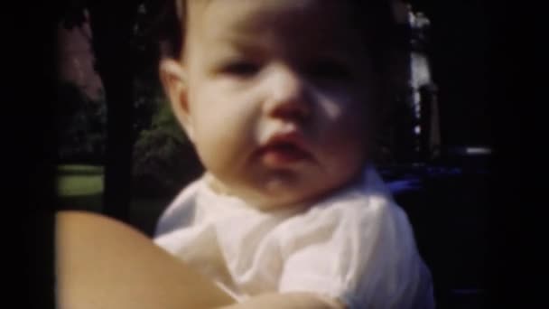Frau hält Kleinkind auf Händen — Stockvideo