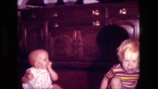 Bebé comer cereal hermano roba un pedazo — Vídeos de Stock