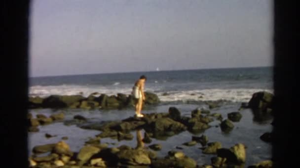 Kadın rocky kıyısında — Stok video