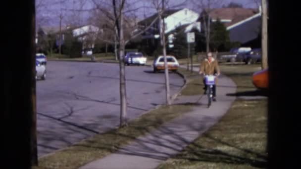 Žena jedoucí na kole na chodníku — Stock video
