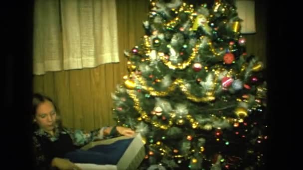 Uomo e donna aprono i regali davanti a un albero di Natale — Video Stock
