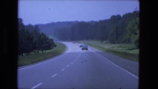 Autobahn fährt stadtauswärts in Wald — Stockvideo