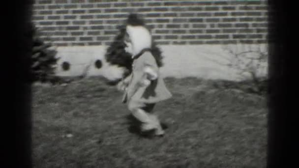 Mädchen läuft auf Gras im Vorgarten — Stockvideo