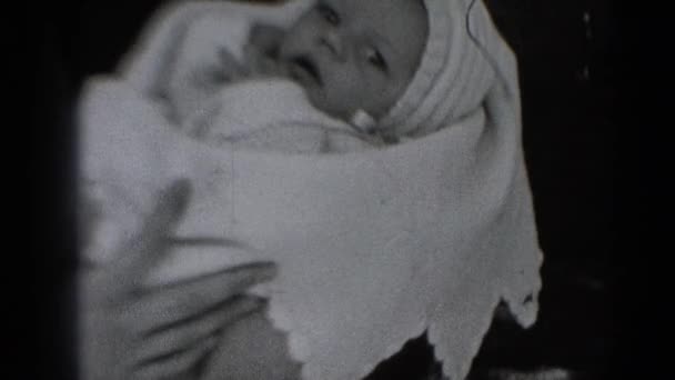 Kobieta gospodarstwa niemowlę dziecko — Wideo stockowe