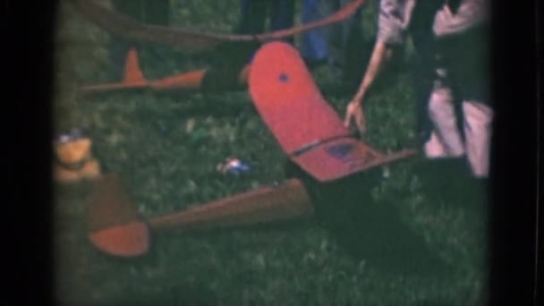 Man launching toy plane — Stock Video