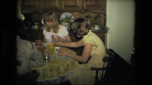 Η οικογένεια στο τραπέζι τραπεζαρίας — Αρχείο Βίντεο