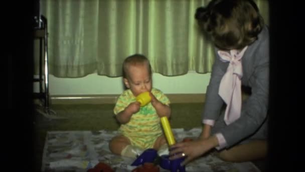 Matka, bawi się z małym dzieckiem — Wideo stockowe