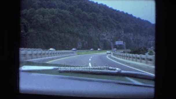 Rock roadcut längs nya interstate highway — Stockvideo