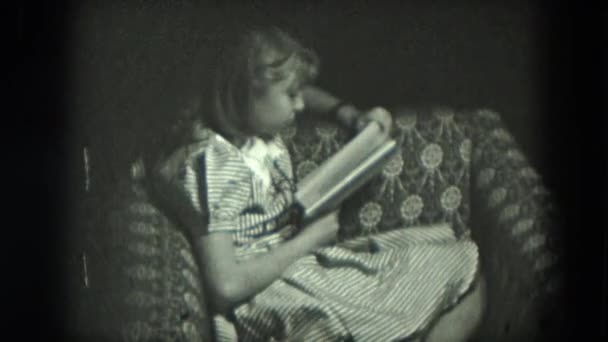Mädchen lesen Buch — Stockvideo