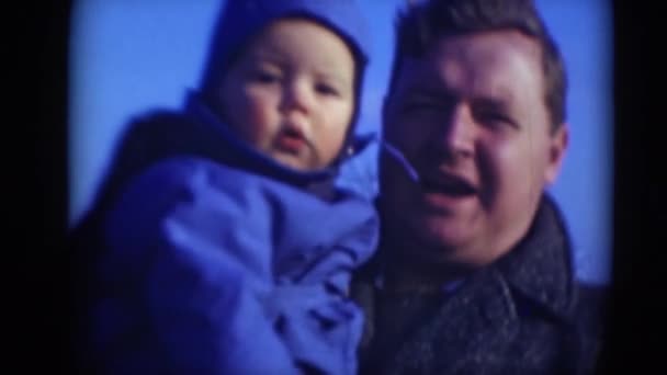 Man håller liten pojke i händer — Stockvideo