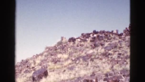 Observando la vista de la colina del desierto con rocas — Vídeos de Stock