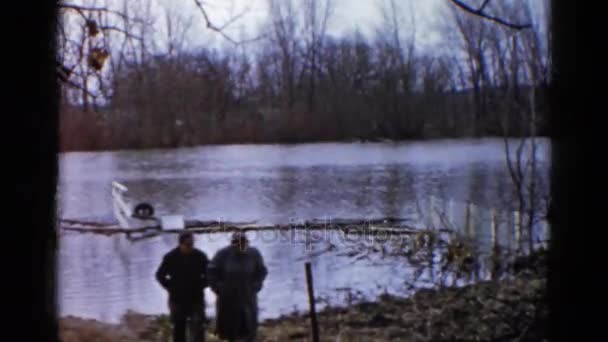 Couple à pied de la rive d'un lac — Video