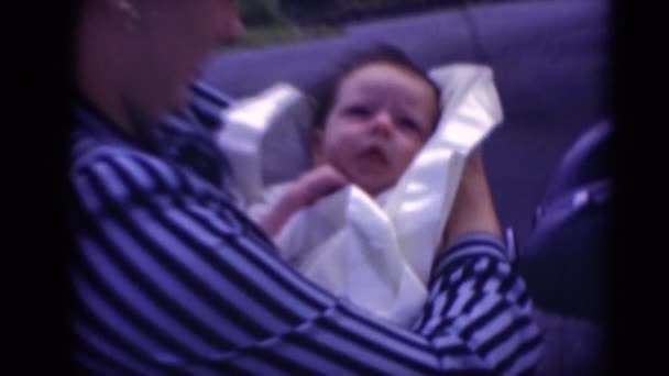 Mujer sosteniendo bebé en las manos — Vídeo de stock