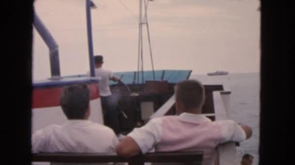 Muži na lodi plovoucí v moři — Stock video