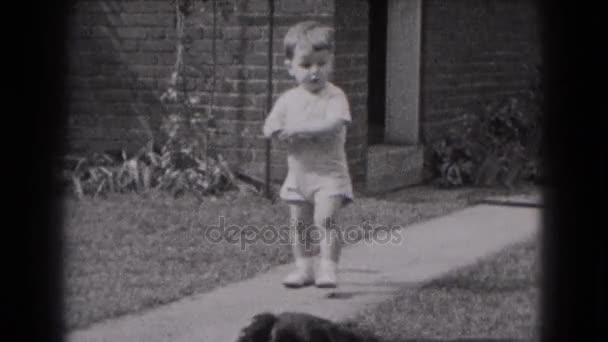 Маленький хлопчик, йдучи по тротуару — стокове відео