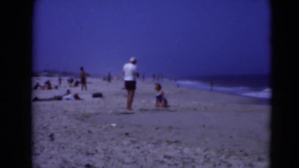 Menschen spielen am Strand — Stockvideo