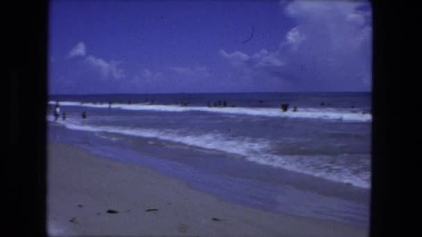 海滩和海洋在炎热的夏天 — 图库视频影像