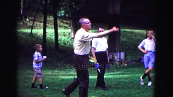 Man throws large arrows one by one — Stock Video