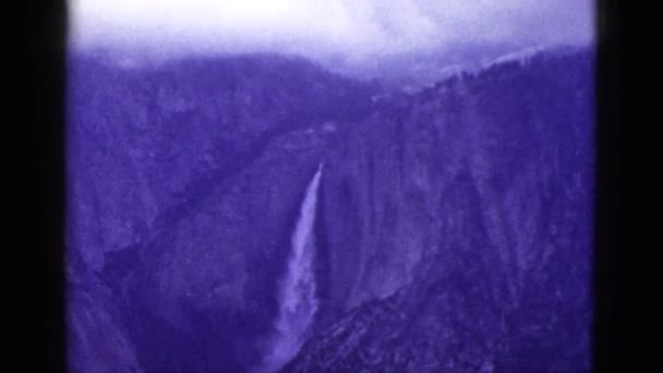 Observando vista de montanhas rochosas e cachoeira — Vídeo de Stock