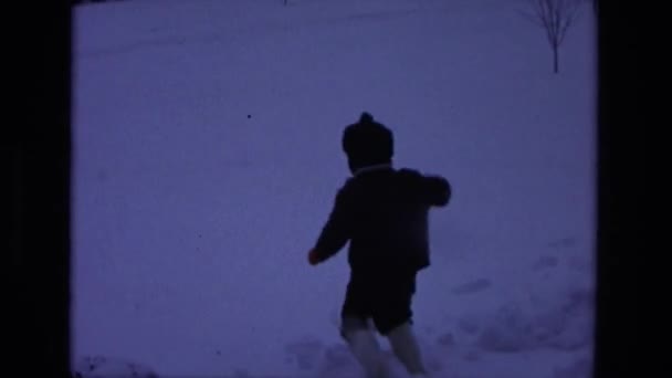 Meninos andando em neve alta — Vídeo de Stock