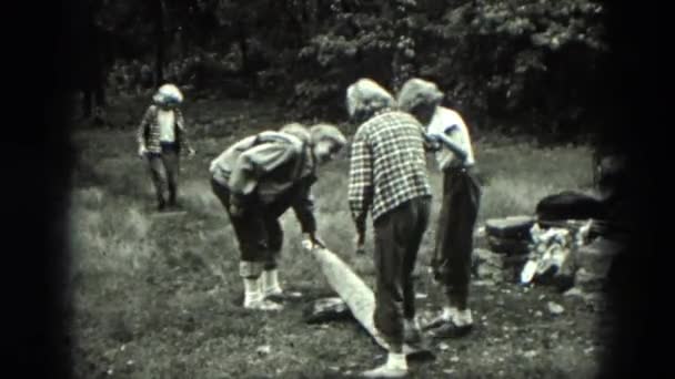 Lányok-kísérletet egy lásd saw és esik le a földre — Stock videók