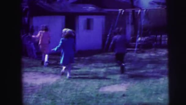 Děti si hrají na dvorku — Stock video