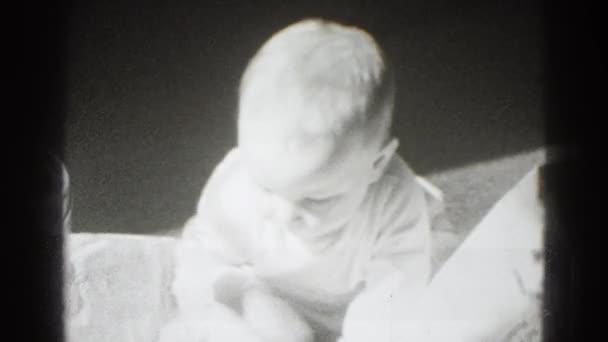 Младенец сидящий на полу — стоковое видео