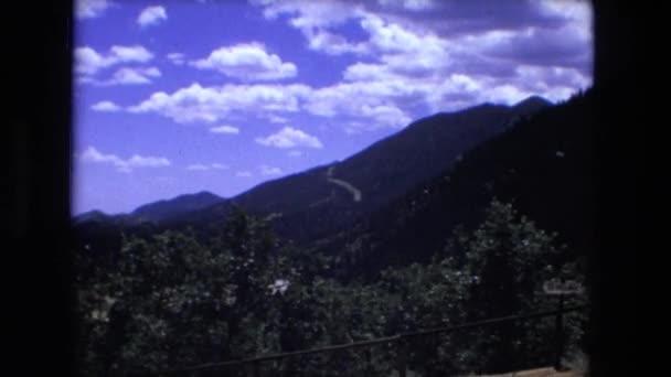 Paisaje vista del bosque de montaña y el cielo — Vídeos de Stock
