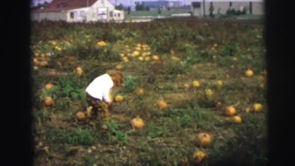 Ein Garten mit Mutter und Mädchen — Stockvideo