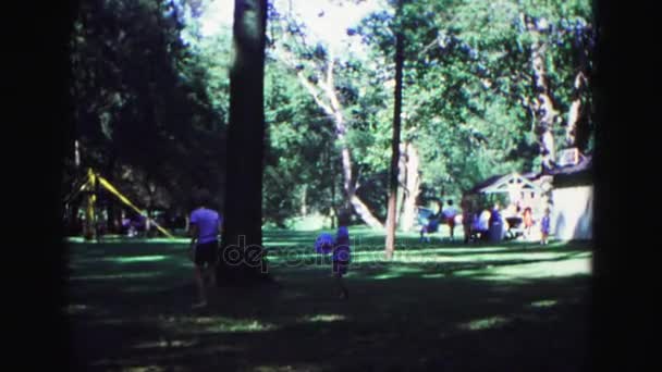 Niño con pelota caminando con otros niños en un área recreativa — Vídeos de Stock