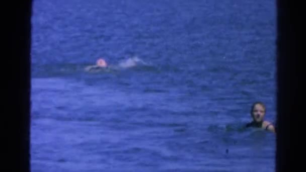 人在水中游泳 — 图库视频影像