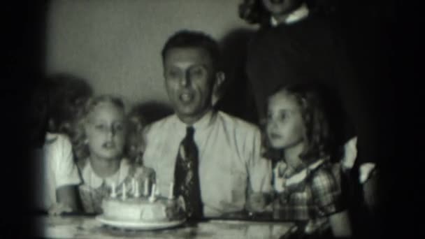 Father with daughters celebrating birthday — Stock Video