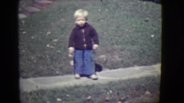 Een kleine jongen wordt gezien gelukkig en wandelen — Stockvideo