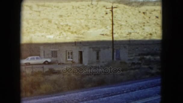 Una casa solitaria en las montañas por el camino — Vídeos de Stock